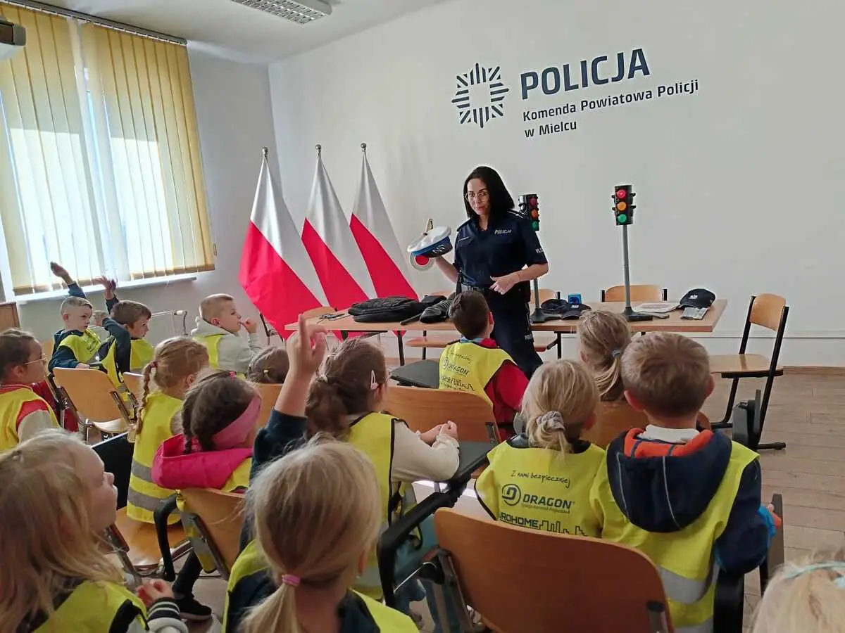 Przedszkolaki z Miejskiego Przedszkola nr 6 odwiedziły komendę policji w Mielcu