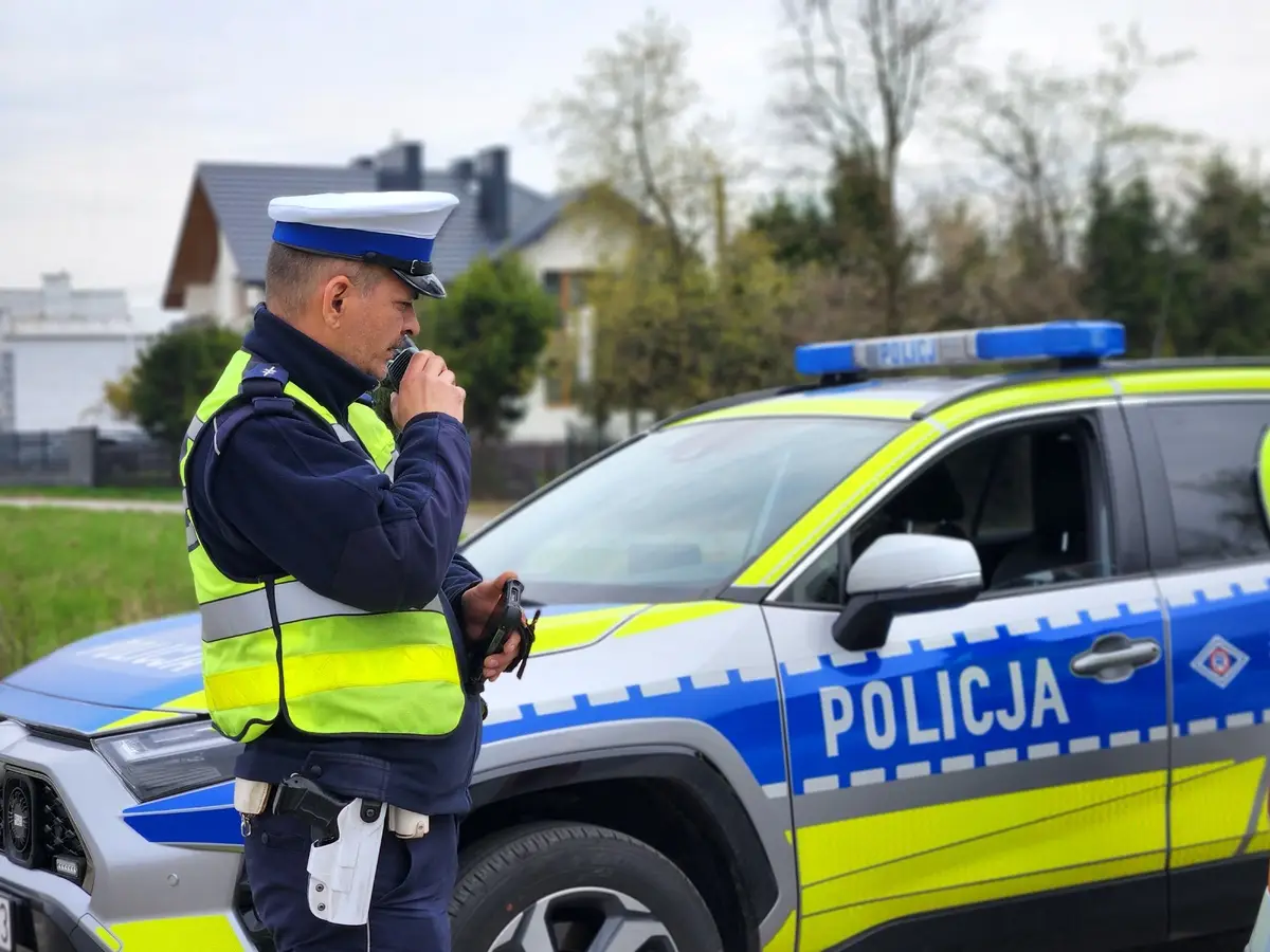 Nietrzeźwy 18-latek w BMW zderzył się ze słupem