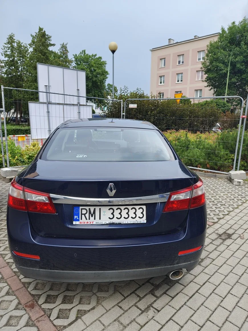Aukcja sprzedaży niesprawnego samochodu Renault Latitude