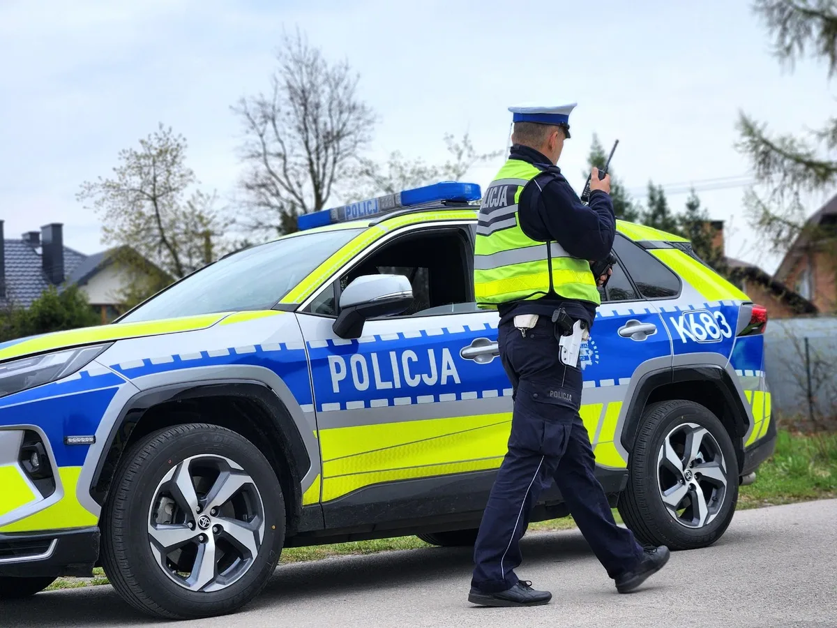19-letni kierowca BMW stracił prawo jazdy za celowe wprowadzenie samochodu w poślizg