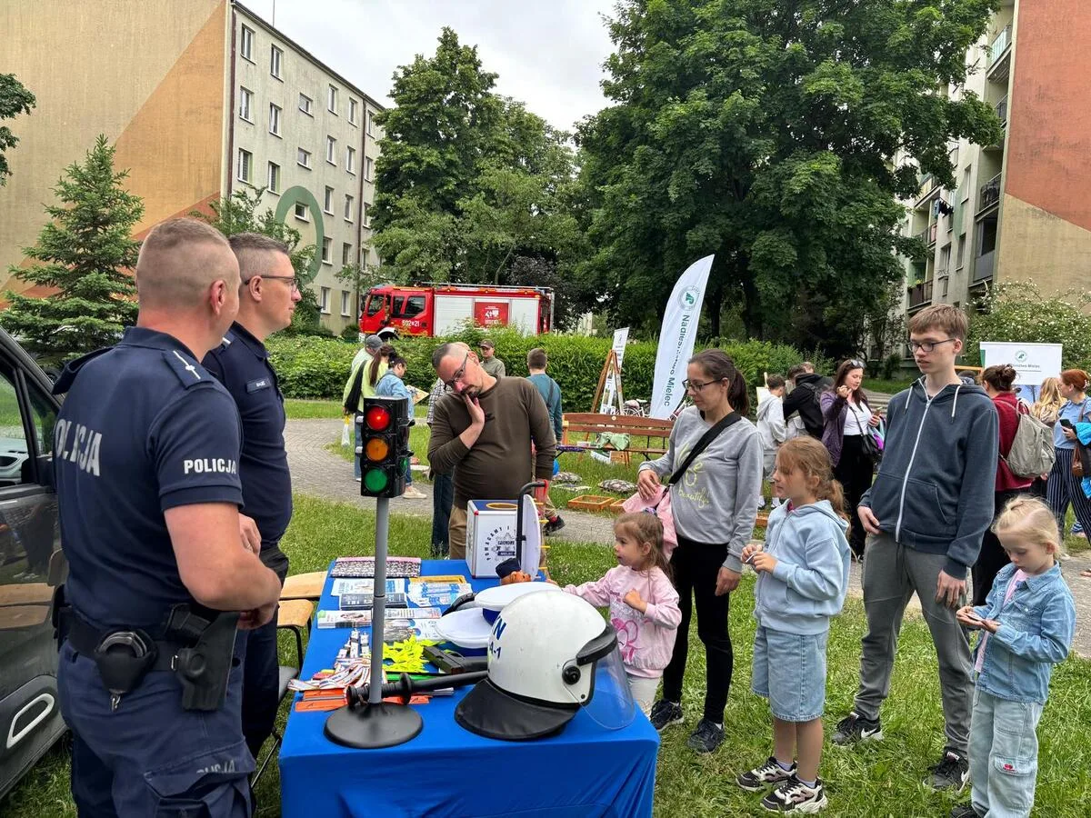 Piknik integracyjny „Rozumiemy się bez słów” z udziałem mieleckich dzielnicowych
