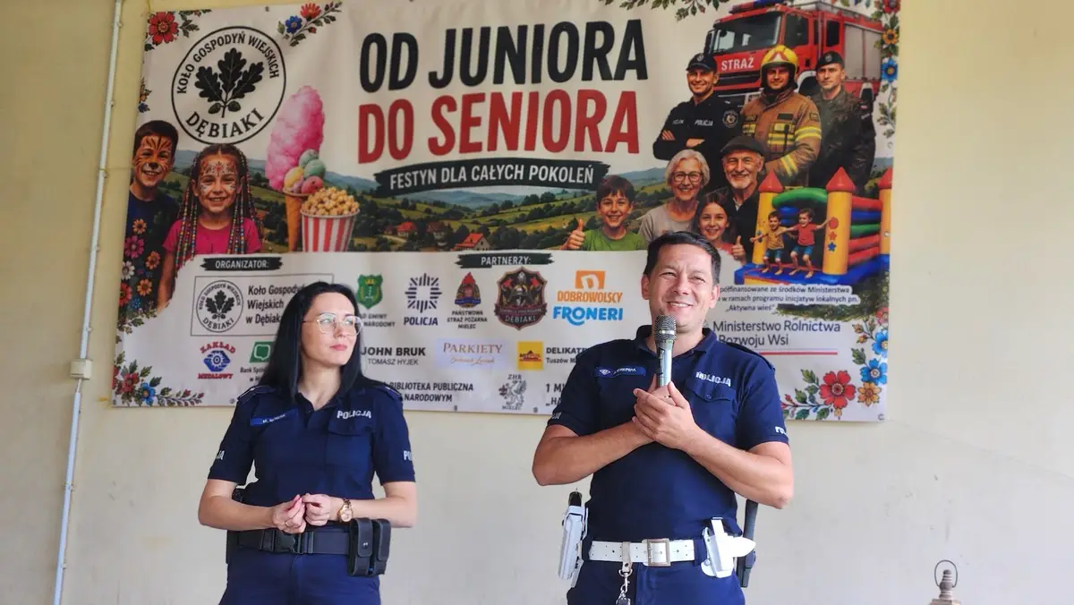 Policjanci z Mielca podczas pikniku rodzinnego "Od juniora do seniora" w Dębiakach
