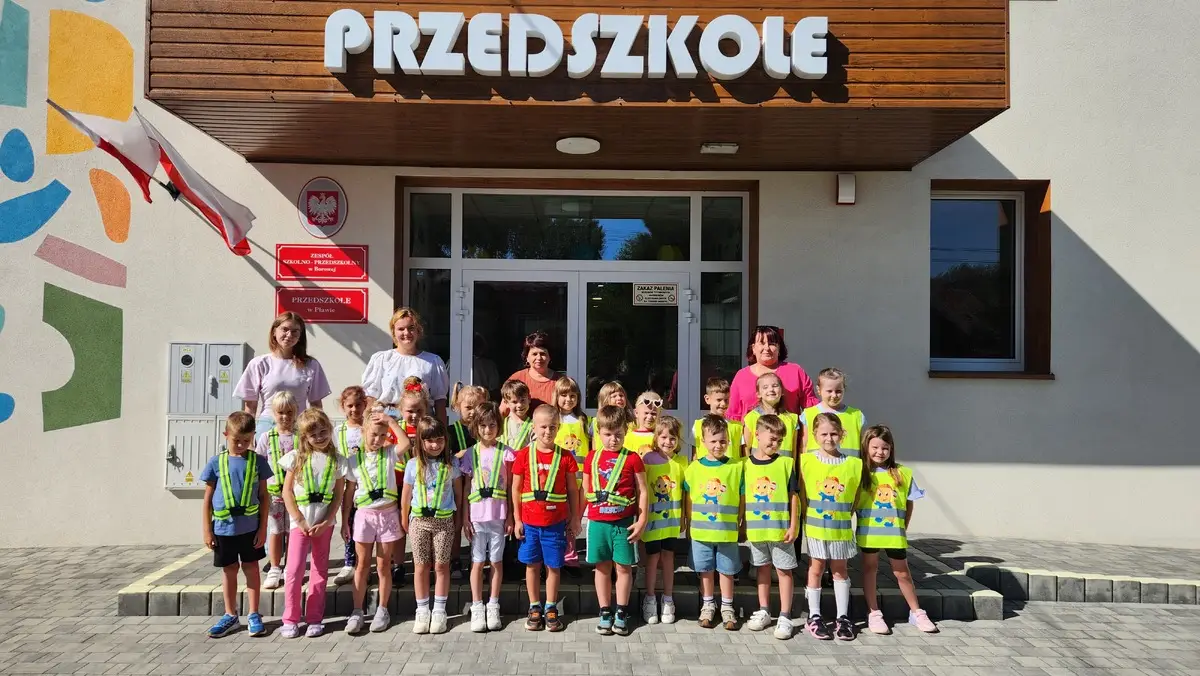 Mieleccy policjanci edukują przedszkolaków w Pławie w ramach akcji dotyczącej bezpieczeństwa