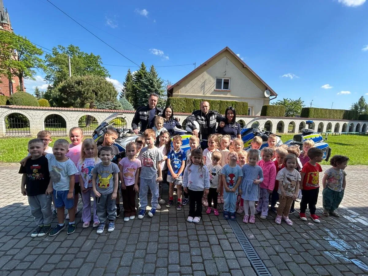 Edukacyjna wizyta policji w przedszkolu w Chorzelowie